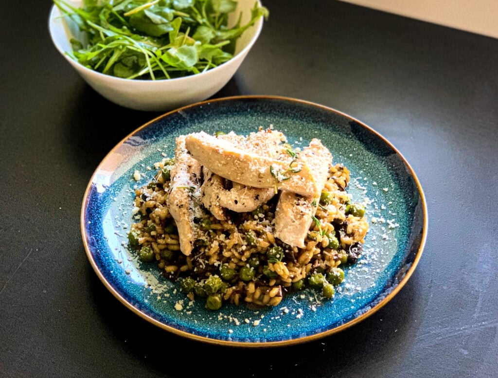 Risotto al pollo con piselli e funghi